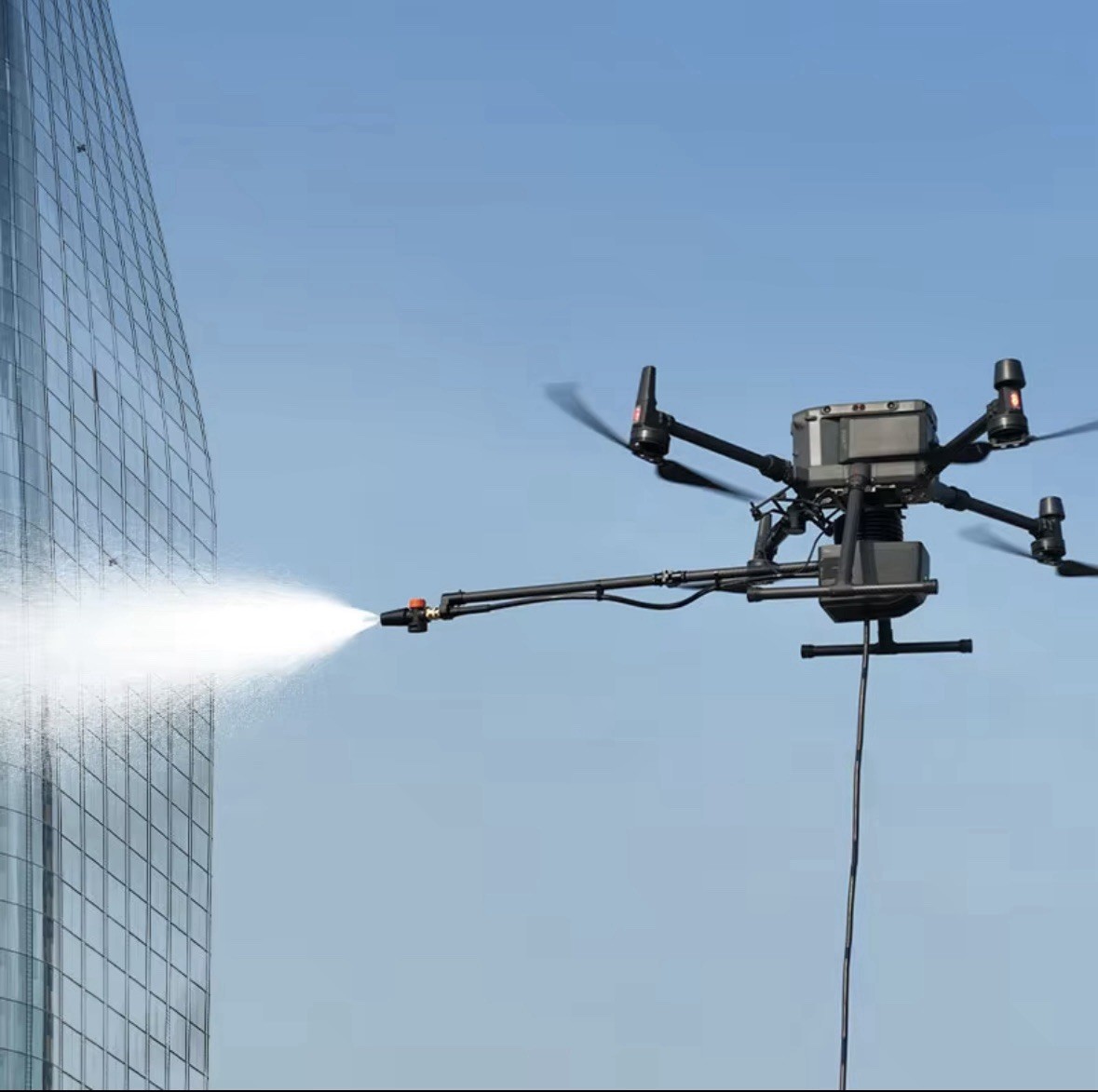 Dron CleanFlash aplicando espuma de limpieza sobre una fachada de vidrio