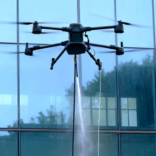 Dron CleanFlash en operación sobre fachada de vidrio