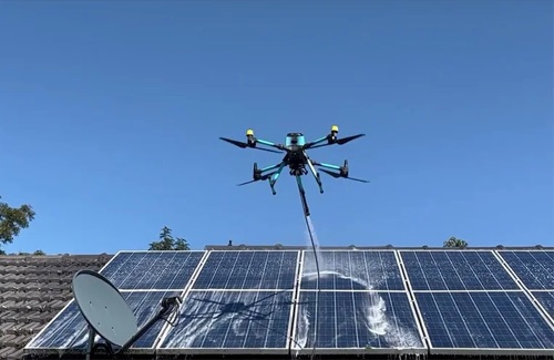 Dron CleanFlash limpiando paneles solares en techo residencial
